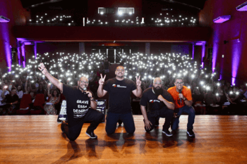 Equipe Meu Preparatório em evento presencial com grande público
